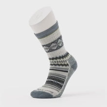 Load and play video in Gallery viewer, Smartwool - SW002186069 - Everyday Snowed In Sweater Crew Socks - Ash
