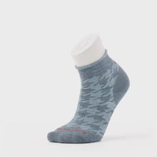Load and play video in Gallery viewer, Smartwool - SW002515L88 - Everyday Houndstooth Ankle Socks - Pewter Blue
