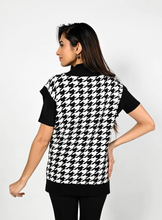 Load image into Gallery viewer, Frank Lyman - 223407U - Knit Vest Black / Off White

