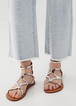 Load image into Gallery viewer, FDJ - 2133843 - Olivia Straight Crop Mid Rise - Powder Wash
